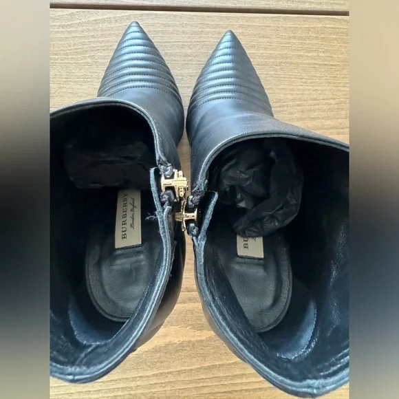 *SOLD* Burberry heel boots size 38 1/2 - Picture 4 of 5